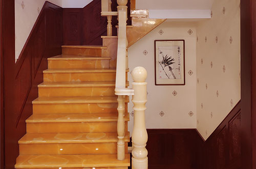 政和中式别墅室内汉白玉石楼梯的定制安装装饰效果