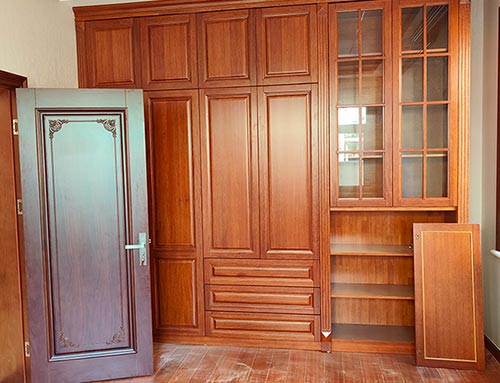 政和中式家庭装修里定制的实木衣柜效果图